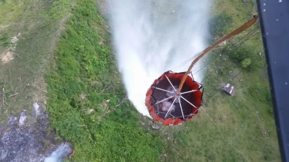 La aeronave estaba equipada con el dispositivo Bambi Bucket con el fin de descargar grandes cantidades de agua y líquido retardante para extinguir las llamas